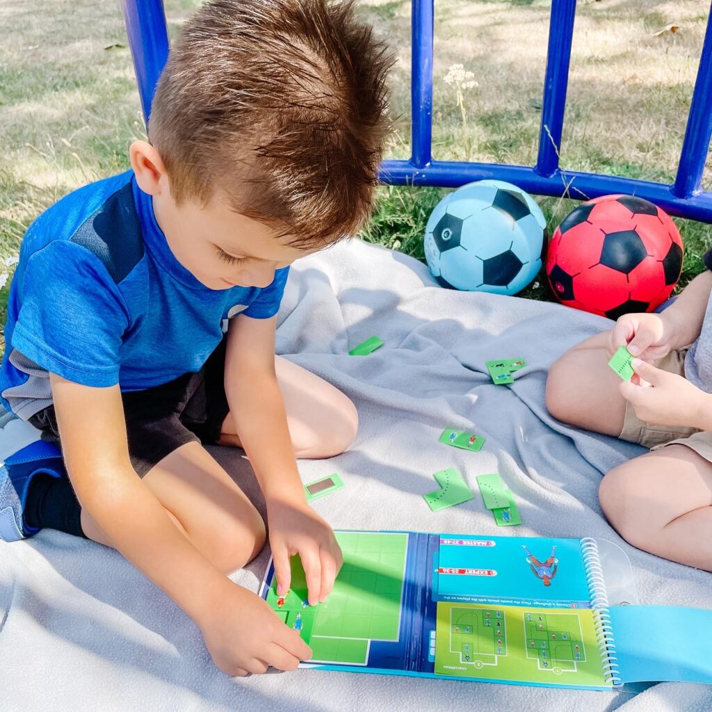 Smart Games - Magic Forest, Gioco Magnetico Da Viaggio Con 48 Sfide Per Bambini 8+ Anni - Libro Puzzle Per Logica E Avventura